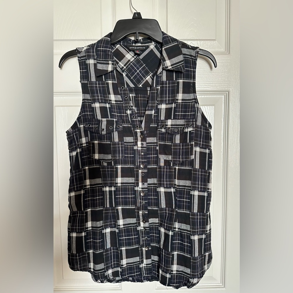 Rock & Republic sleeveless button down top